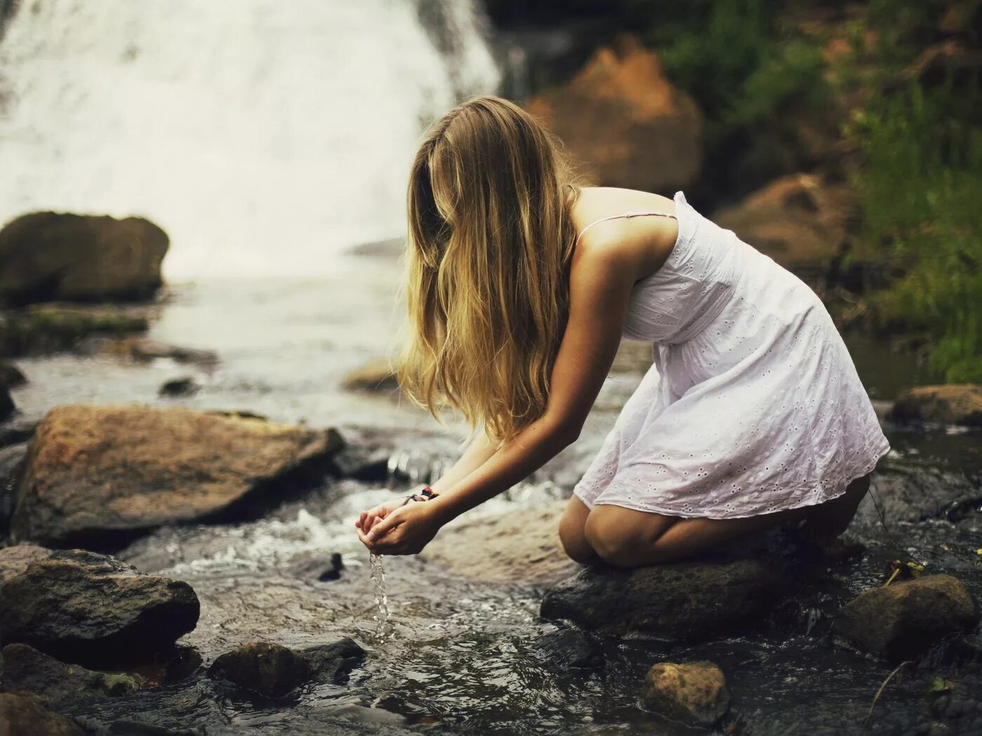 «Девушка у пруда» (1923). Девушка у ручья. Девочка на берегу реки. Девушка у реки.