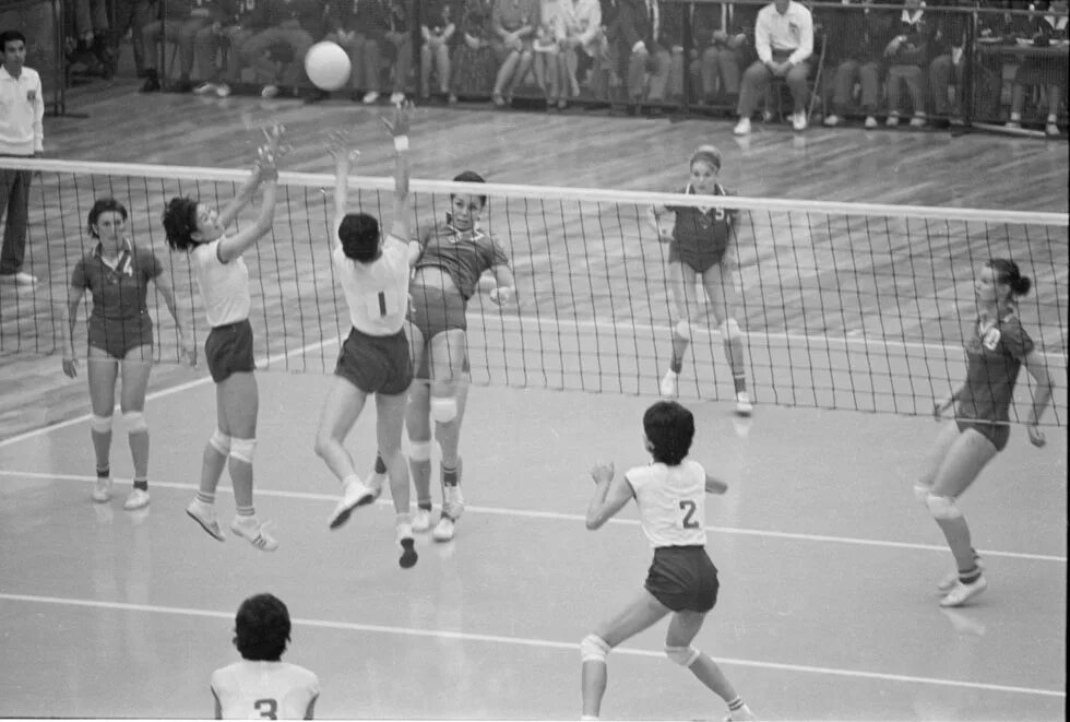 Первые международные соревнования по волейболу год. Олимпиаде 1964г. В Токио волейбол СССР. Токио волейбол 1964 сборная СССР. Олимпийские игры в Токио 1964 года волейбол. Женская сборная СССР по волейболу 1980.