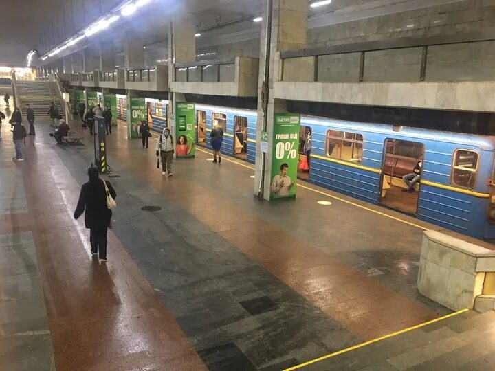 Пирон метро. Защитный экран Перона метрополитена. Киевляне опять прячутся в метро (фото).
