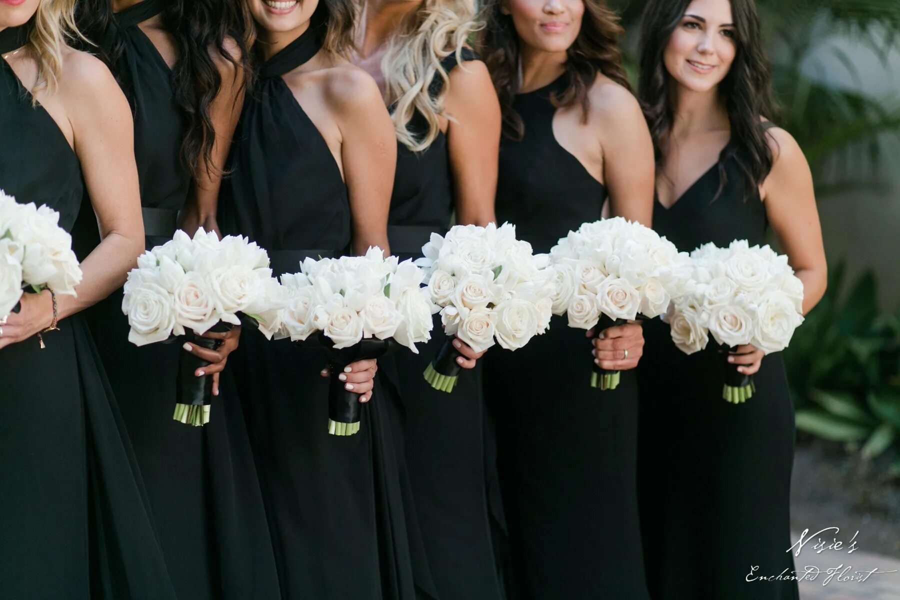 Платья в черном белом цвете. Подружки невесты в черном. Букет подружки невесты. Подружки невесты в черном платье. Букетики для подружек невесты.