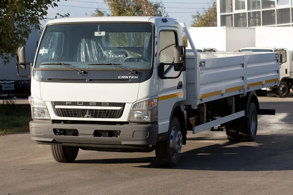 Mitsubishi бортовой. Mitsubishi Canter fe85. Mitsubishi Fuso Canter бортовой. Фусо Кантер 5 тонн. Fuso Canter бортовой.