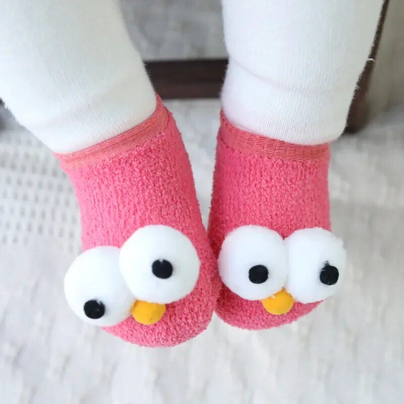 Носки глазки. Носочки для новорожденных. Маленькие носочки. Носки с глазками. Носки глазки детские.