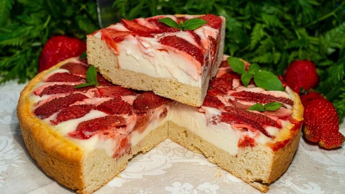 Рецепт заливного пирога с клубникой. Клубничный пирог. творожный пирог с клубникой. сметанный пирог с клубникой.