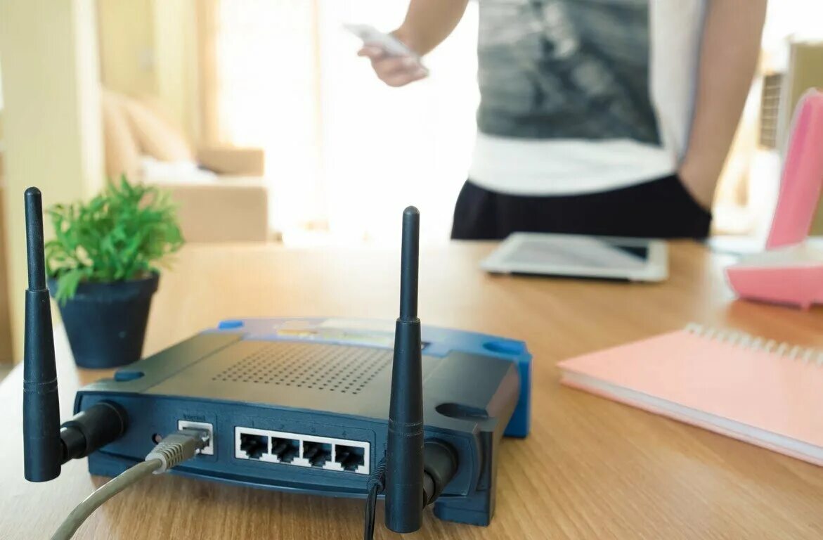 Роутер плохо раздает интернет. Wi-fi роутер в доме. роутер в квартире. беспроводной интернет в квартиру. роутер на столе.