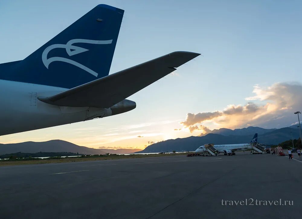 Рейсы в черногорию из москвы. Самолёт авиакомпании Монтенегро. Montenegro Airlines флот. Самолет Черногория. Москва Тиват самолет.