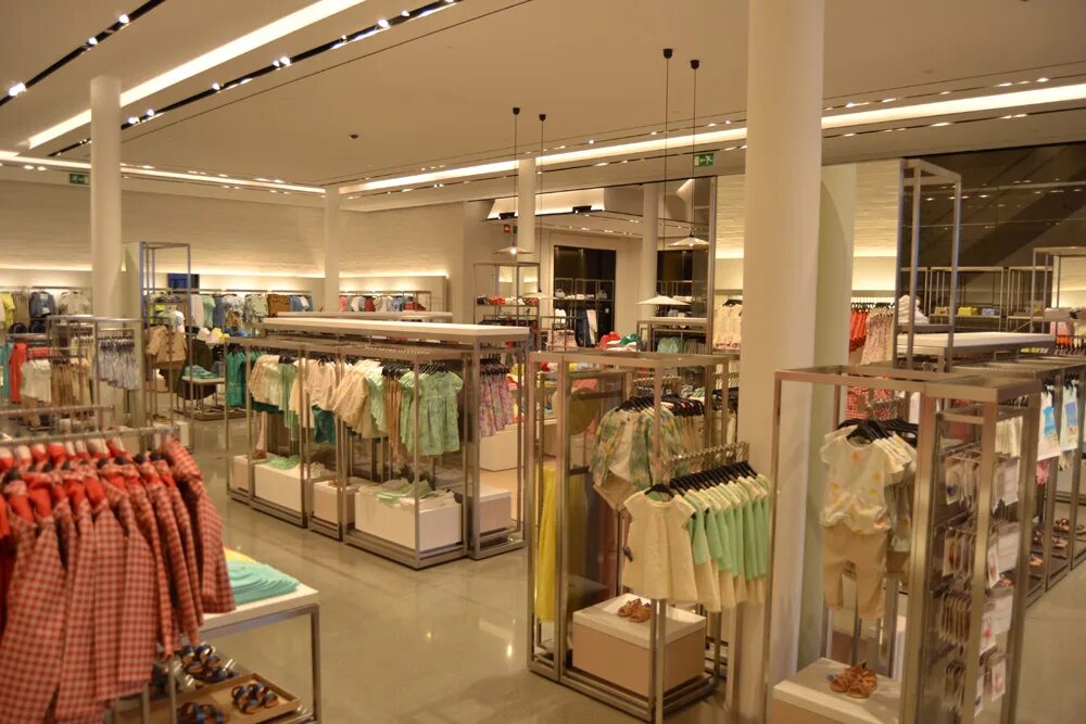 Zara kids store. Zara kids магазин. Развеска детской одежды. Zara kids магазинах. Zara kids магазин.