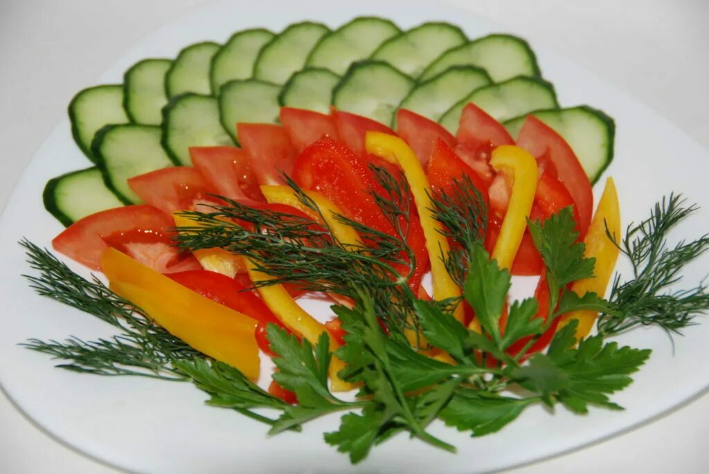 овощная нарезка. нарезка овощей. красивая овощная нарезка. нарезка перцев на праздничный стол. овощная тарелка.