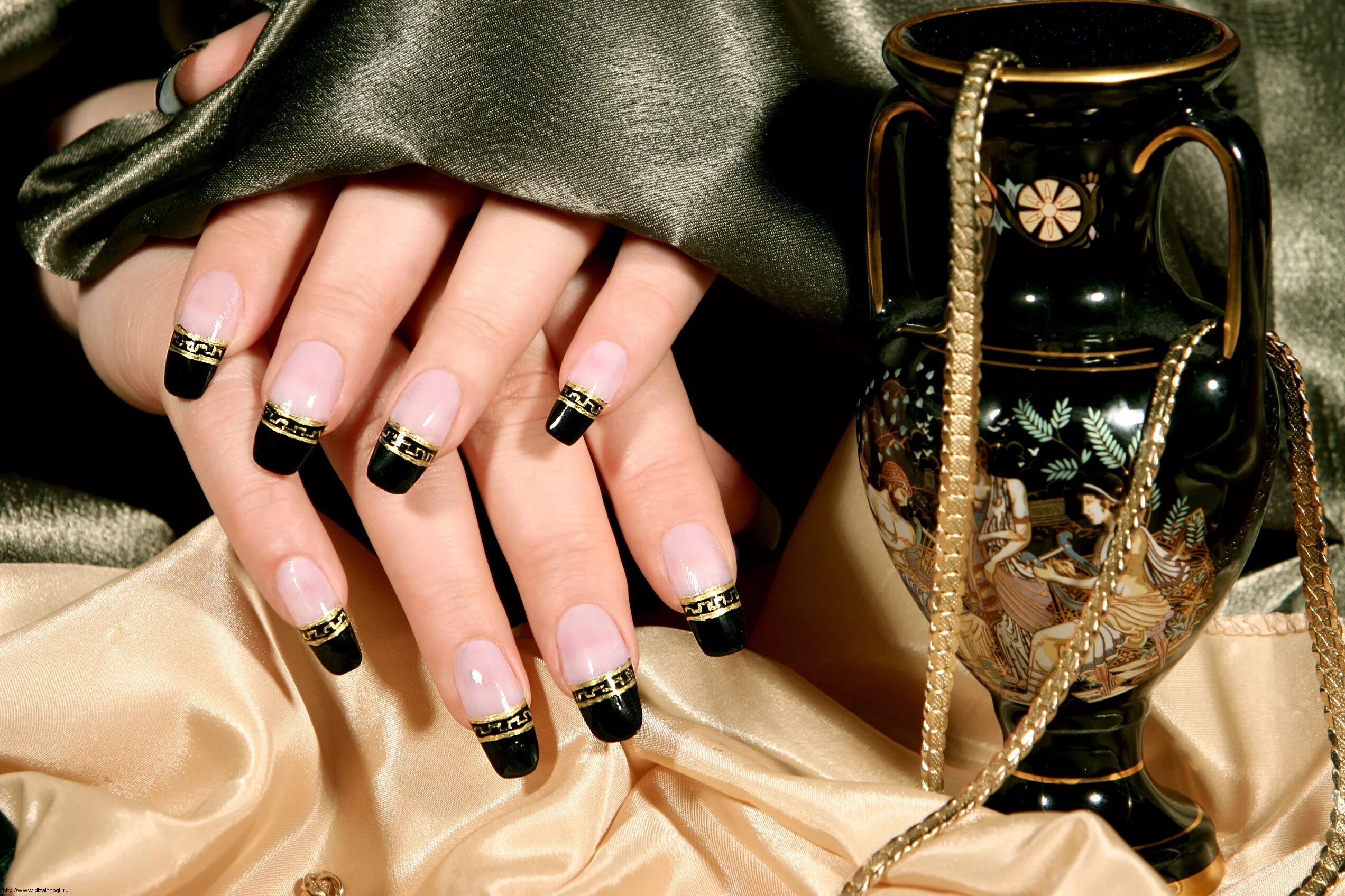 Черные ногти наращивание. Красивые стильные ногти. Френч черный с золотом. Черный френч. Нарощенные ногти.