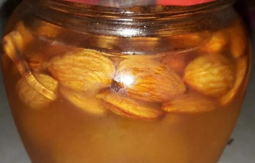 Варенье с миндалем и абрикосами. Рецепт абрикосового варенья с миндалем. Варенье из абрикосов без косточек королевский. Рецепт абрикосового варенья с миндалем. Варенье с миндалем и абрикосами.