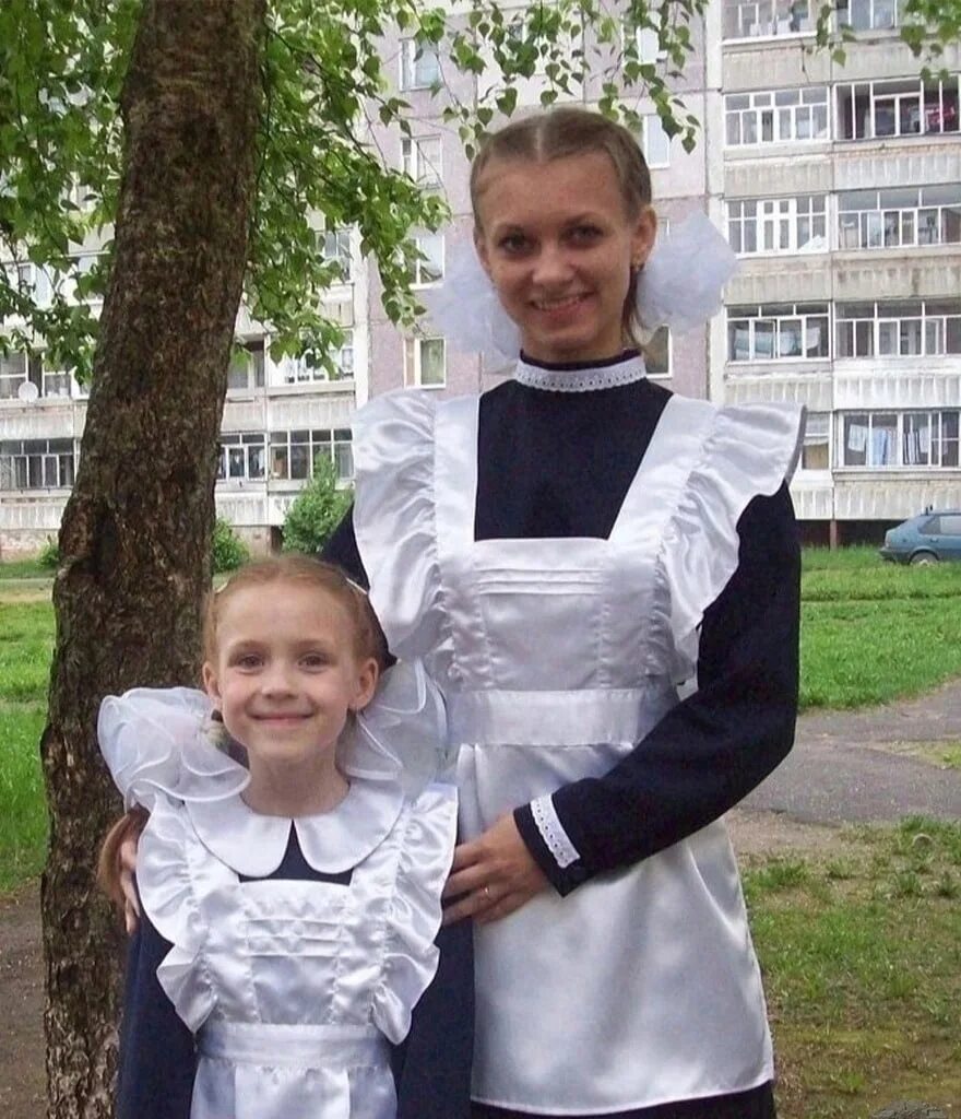 Мальчик в школьном платье. Мальчик в школе в платье. Мальчик в школе в платье. Мальчик в школе в платье. Мальчик одевает платье.