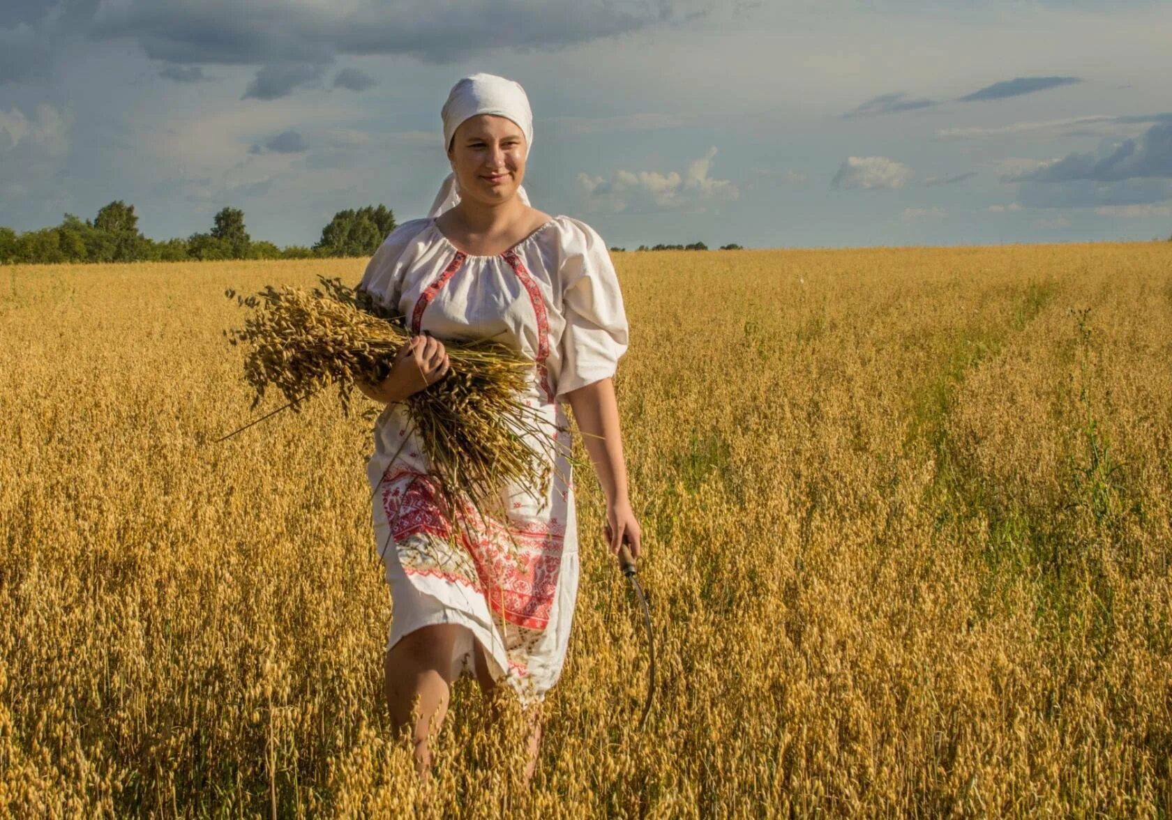 Деревенская девушка в сарафане. Деревенские девушки в платьях. Девушка из деревни. Красавицы из глубинки. Деревенская баба натуральная.