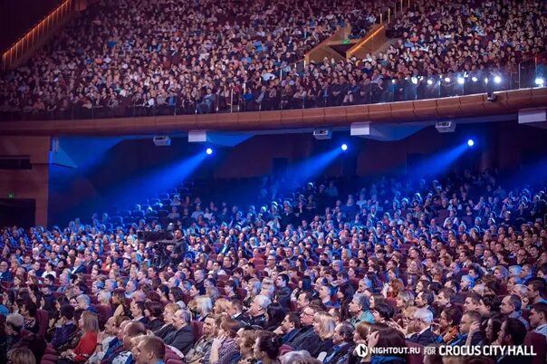 Какая группа была в сити холл. Крокус Сити Холл танцевальный партер. Концертный зал гигант Холл. Крокус Сити Холл вид из партера. Крокус Сити Холл сцена.