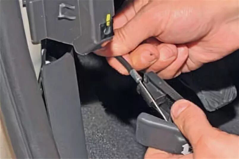 Replacing the parking brake cables Skoda Rapid.