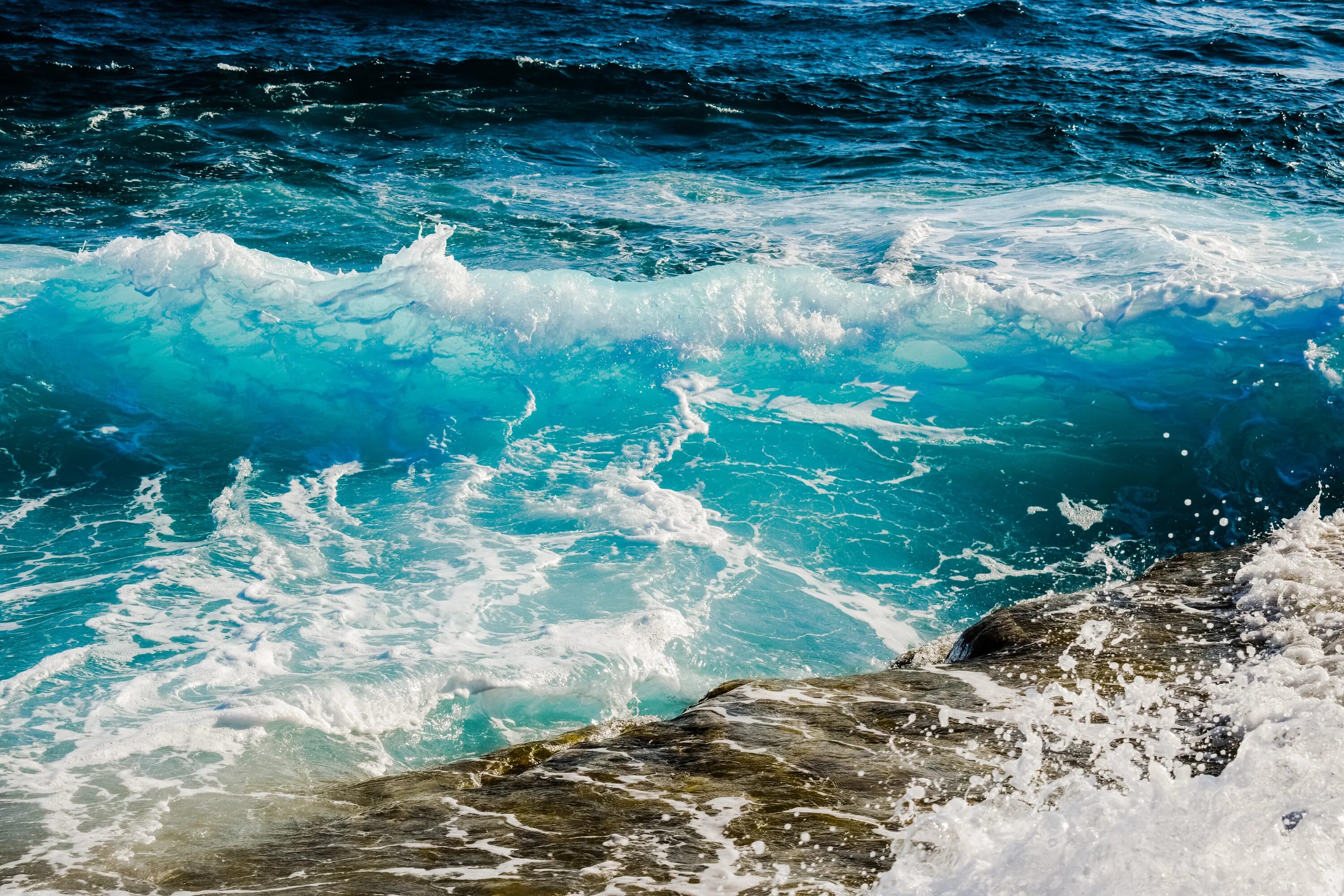 Красивое море. Море, волны. Бирюзовое море. Морская вода. Голубая вода сегодня