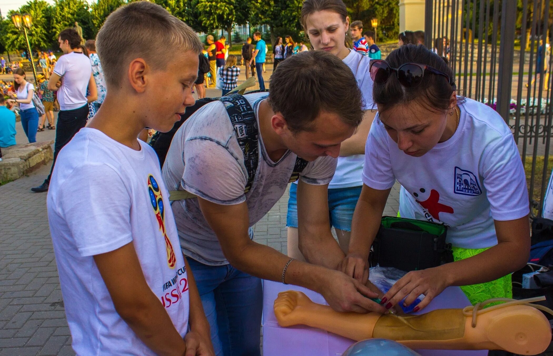 Волонтеры проводят мероприятия. Организация и проведение волонтерами массовых мероприятий. Организация массовых мероприятий волонтерство. Волонтеры Универсиада. Волонтер медик массовые мероприятия.