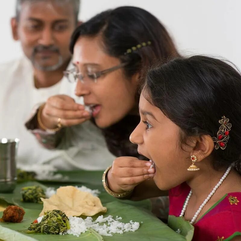 Этикет индии. Прием пищи в Индии. Индийцы едят руками. Индусы за столом. В Индии едят руками.