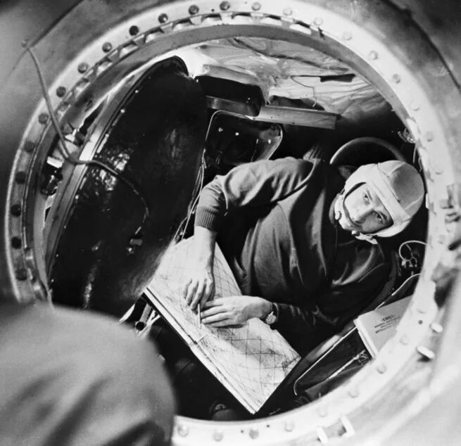 Второй космонавт после гагарина полетел в космос. Севастьянов летчик космонавт.