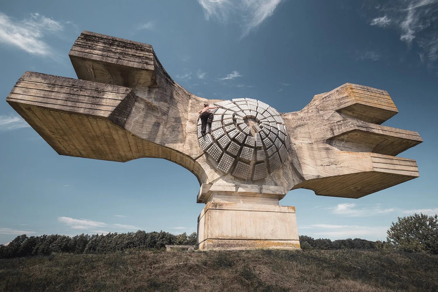 памятник ле корбюзье. советский брутализм памятники. триумфальная арка пхеньян северная корея. брутализм и модернизм. современные монументальные здания.