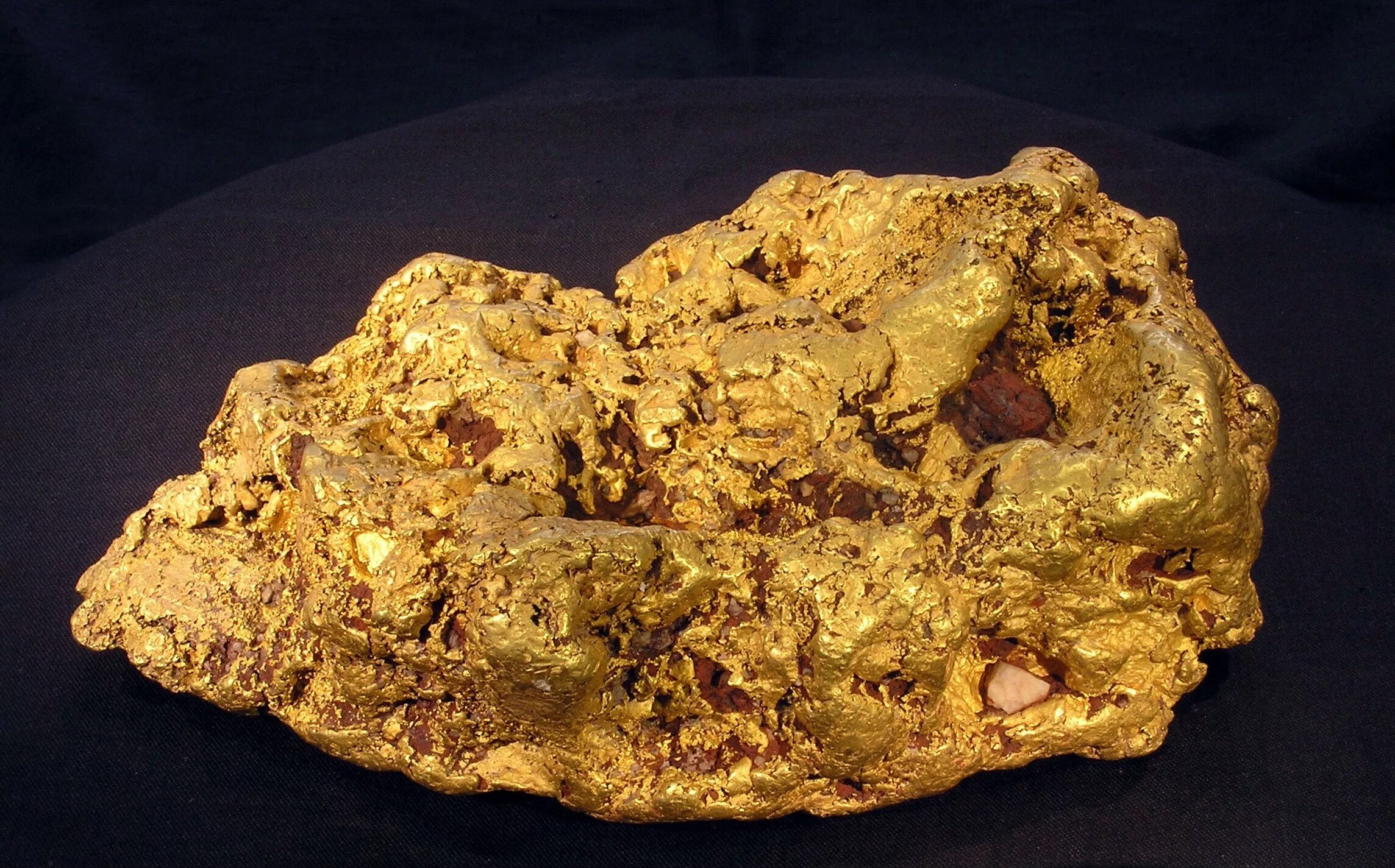 Пирит самородок. Золотоносная сульфидная руда. Самородное золото минерал. Золото сульфидные руды золото.