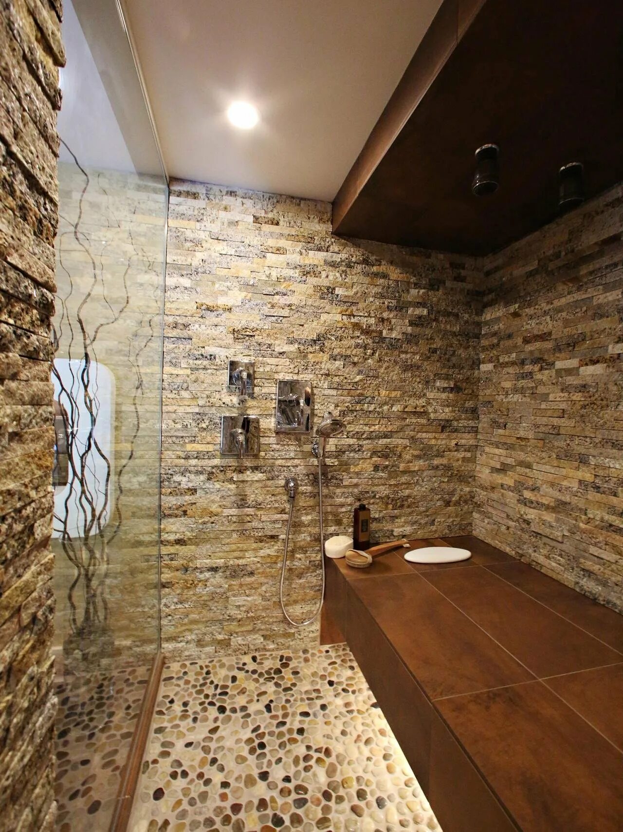 Отделка ванной комнаты камнем. Ванная отделанная камнем. Отделка ванной искусственным камнем. Ванная комната плитка под камень.