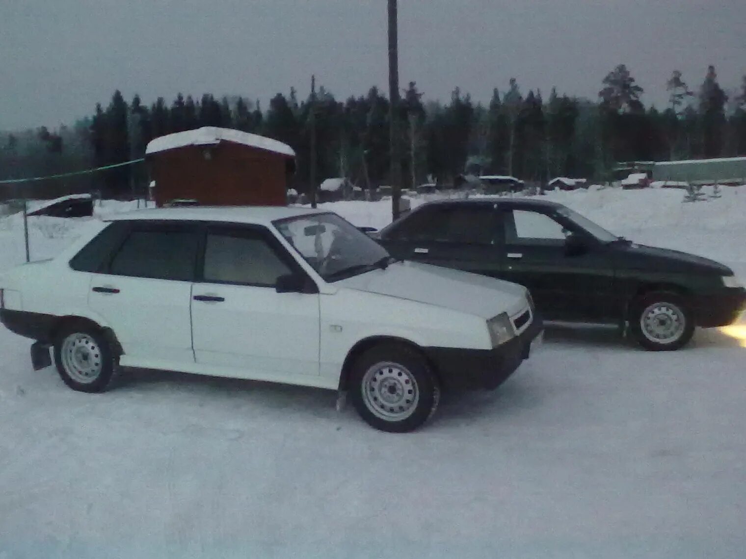 Ваз в нижневартовске. Ваз 21099 белая. ваз 21099 зимой. 21099 зима.