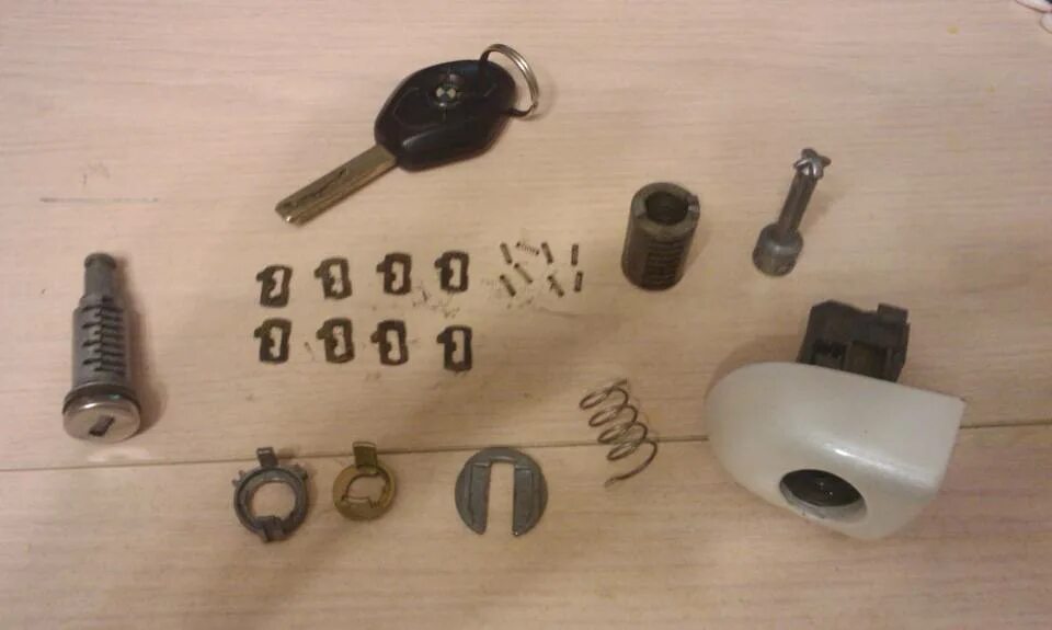 Как собрать личинку замка зажигания форд фокус 1. Как собрать личинку. Как собрать личинку. Личинка замка багажника мерседес 124. Сборка личинки замка двери форд транзит.