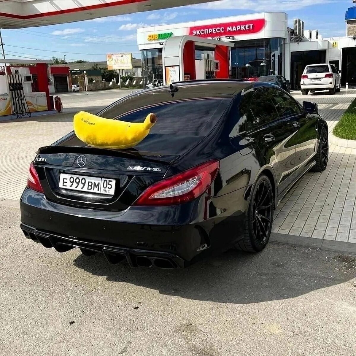 ЦЛС 63 АМГ банан. Мерседес банан 63. CLS 63 AMG банан черный. Мерседес банан CLS 63 AMG черный. Цлс венгалби фото