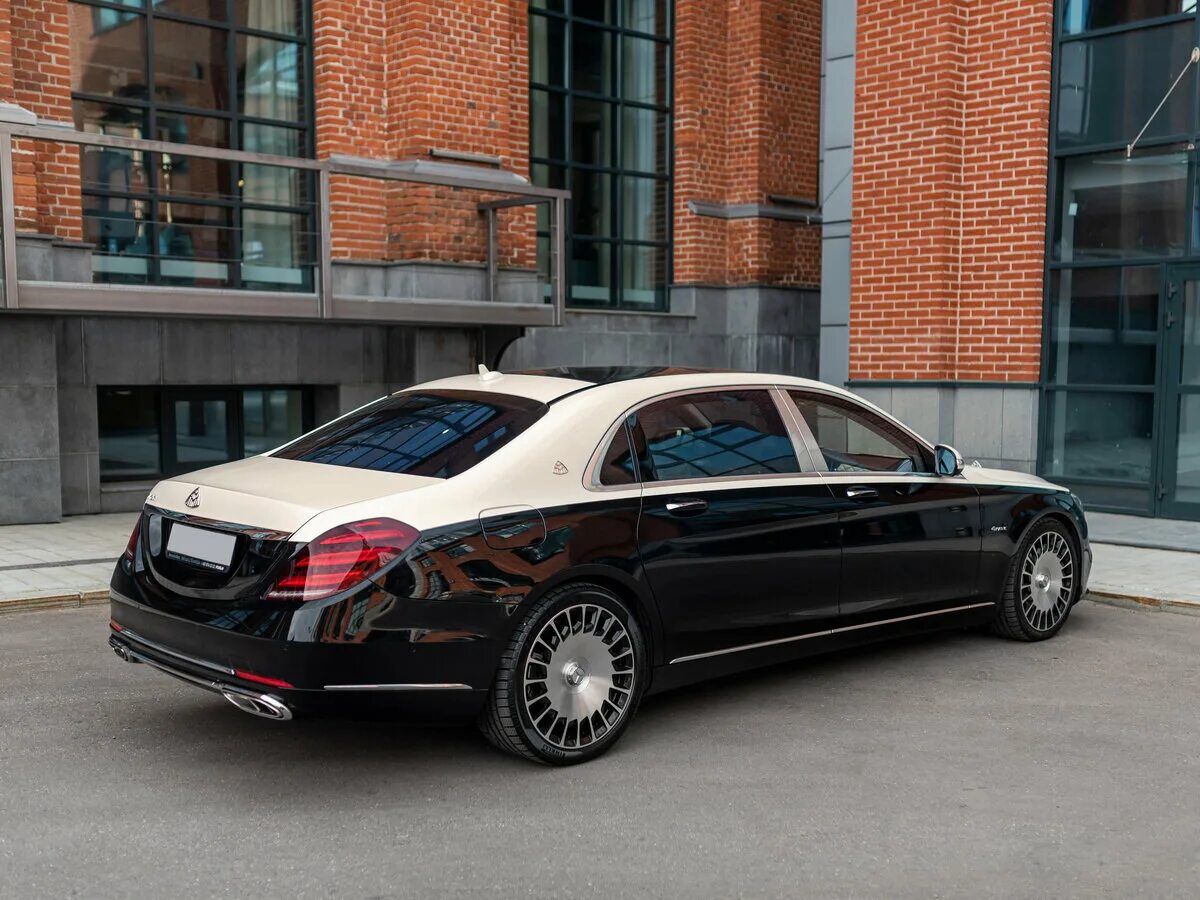 Майбах хамелеон. Mercedes-Maybach s500 w222. Мерседес 222 Майбах черный. Mercedes 221 Maybach. Черный Мерседес 223 Майбах.