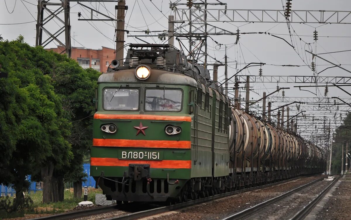 Электровоз с грузовым поездом 885. Вл80с вл80т. Вл80р-1718. Вл80р с грузовым поездом. Электровоз вл80тк товарняк.