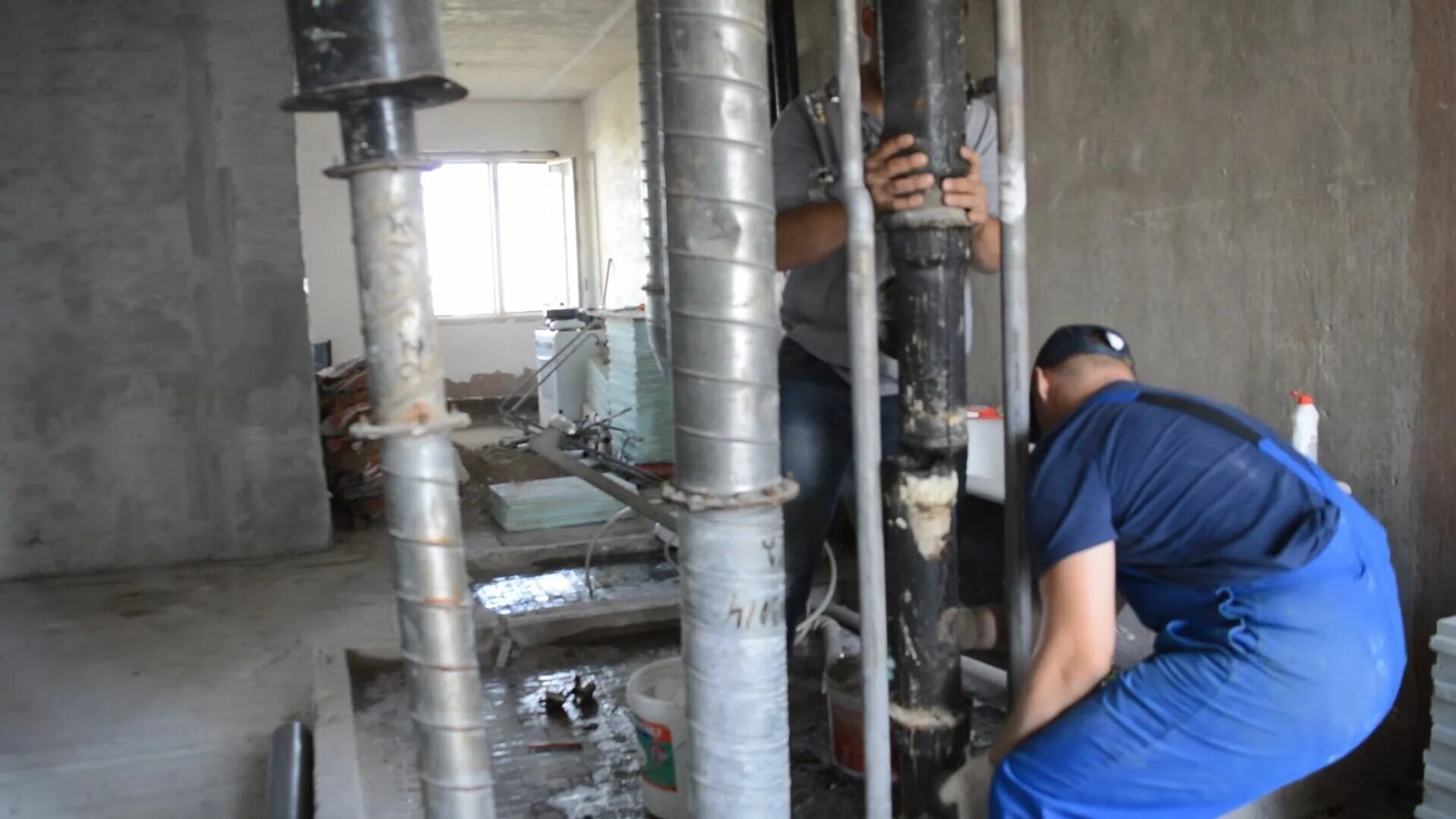 вертикальная труба канализации. монтаж канализационных труб. замена канализации в многоквартирном доме. фановая труба в мкд. канализационная труба в многоквартирном доме.