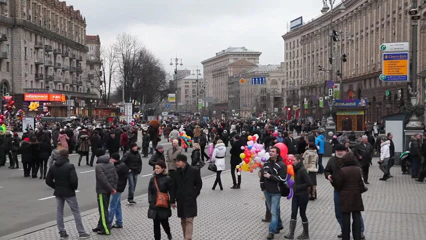 Люди на улицах Киева. Улицы Киева сейчас. Киев сейчас. Украина люди на улице. Что говорит киев сейчас