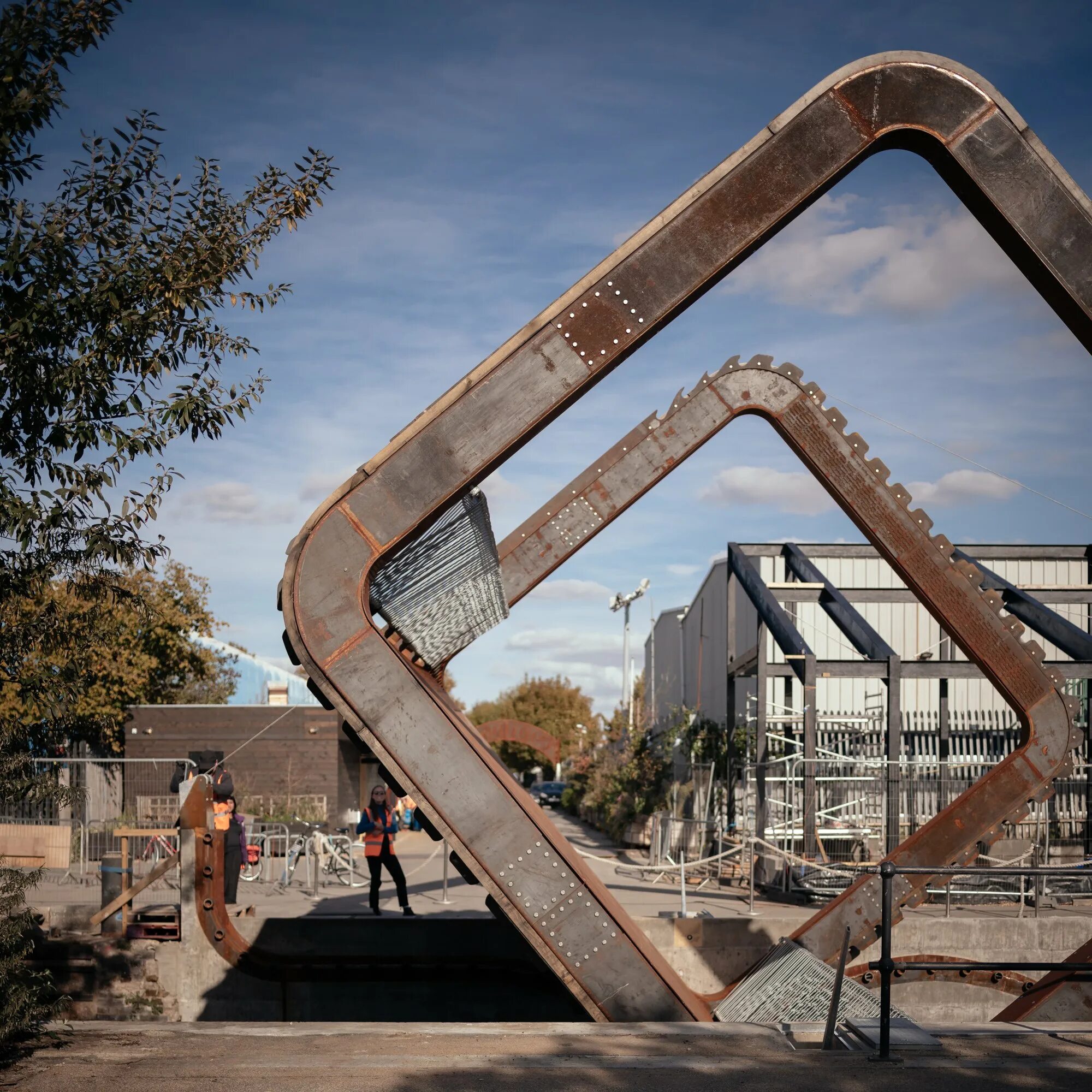 Rolling bridge. Мост роллинг rolling bridge англия. необычные мосты. необычный квадрат. квадратный мост.