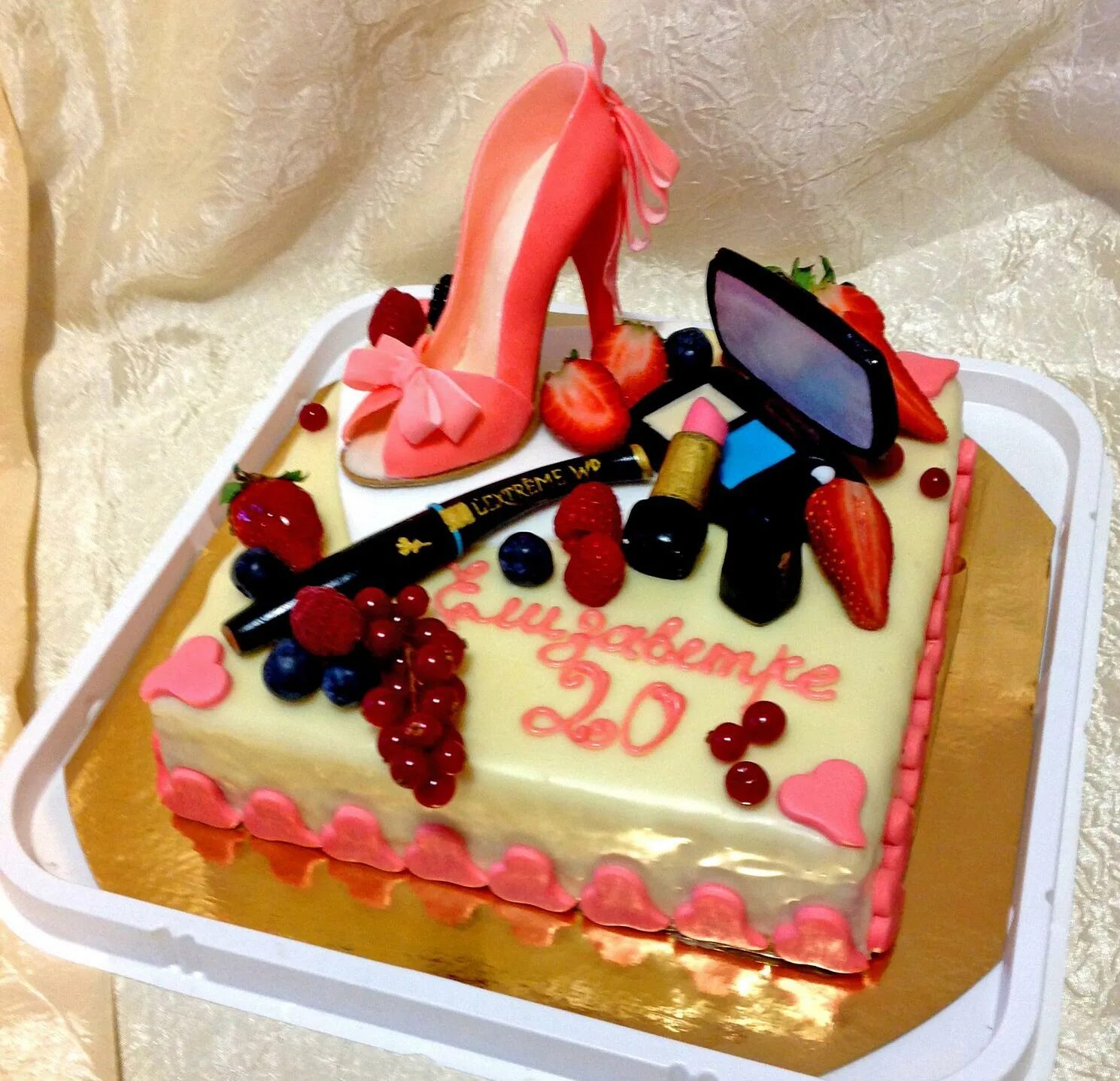 Торты на день рождения девушке 20. Торт на день рождения девочке. Торт для девушки. Тортики на день рождения для девочек. Тортики на день рождения для девочек 20 лет.