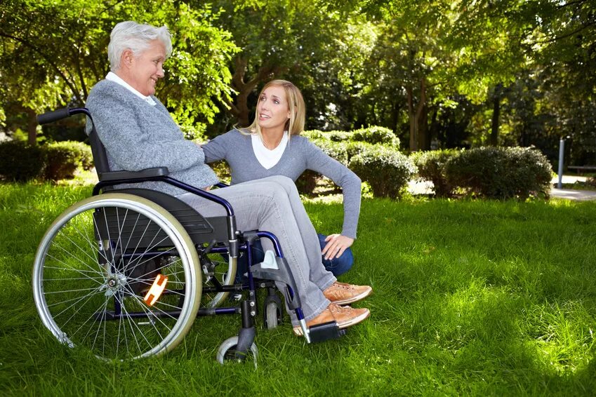 Пожилые с ограниченными возможностями. Пожилые люди и инвалиды. Инвалид с сопровождающим. Старики инвалиды.