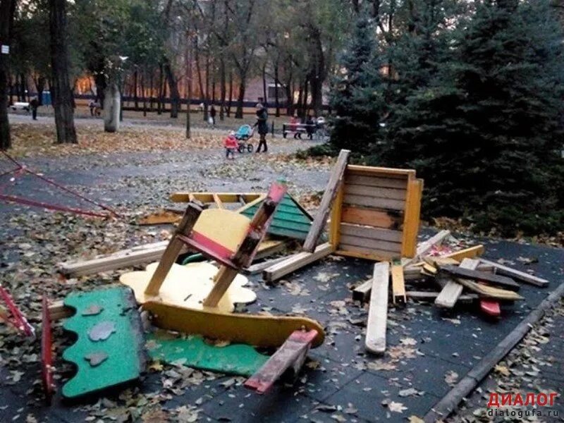 Ломают детскую площадку