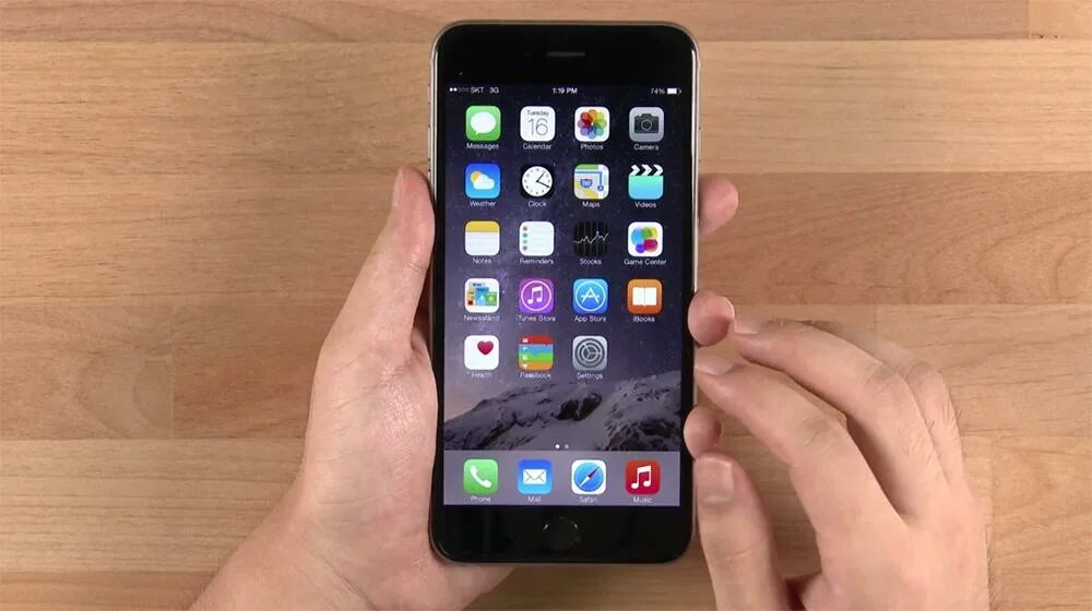 Экран 6 plus. Айфон 6 плюс в руке. Айфон 6 плюс черный. Айфон 6s Plus в руке. К включить айфон 6.