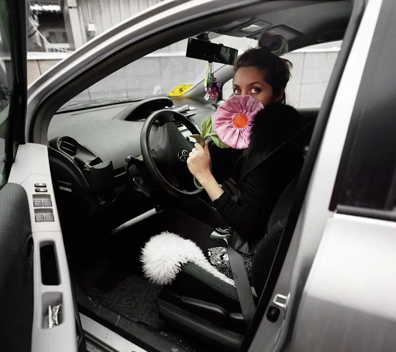 Жизненные истории девушек. Жизненные истории девушек. Мария генделева инвалид. Девушка с чемоданом. Задумчивая девочка.