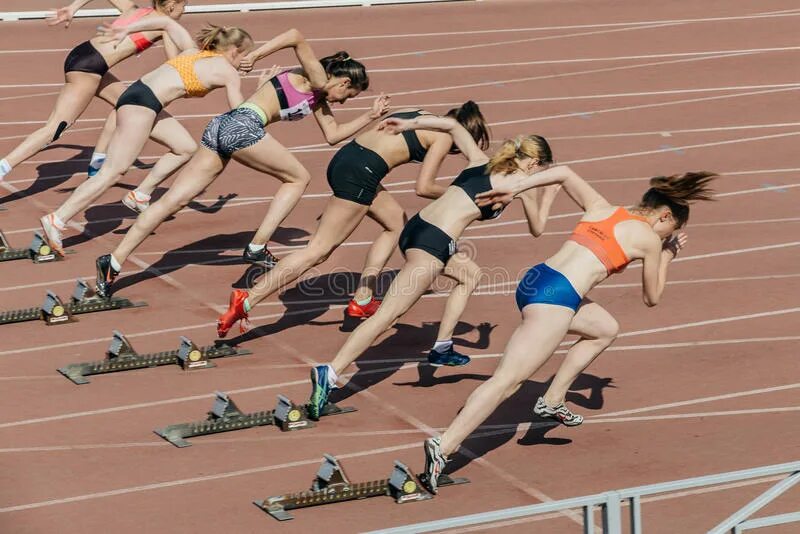 С какого старта легкоатлеты бегут 100 метров. Лёгкая атлетика спринт на 100 метров. Спринтерский бег 100 метров. Девушка на старте. Низкий старт в легкой атлетике.