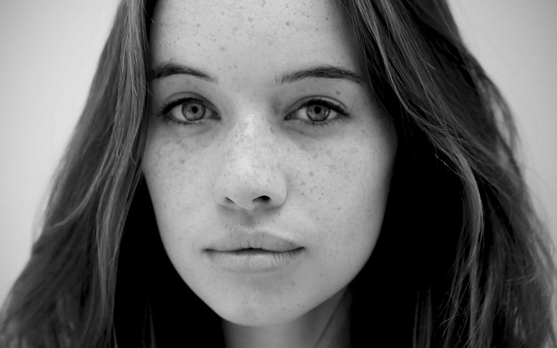 Anna Popplewell. Лицо девушки. Лицо черно белое. Крупный портрет. Waiting face