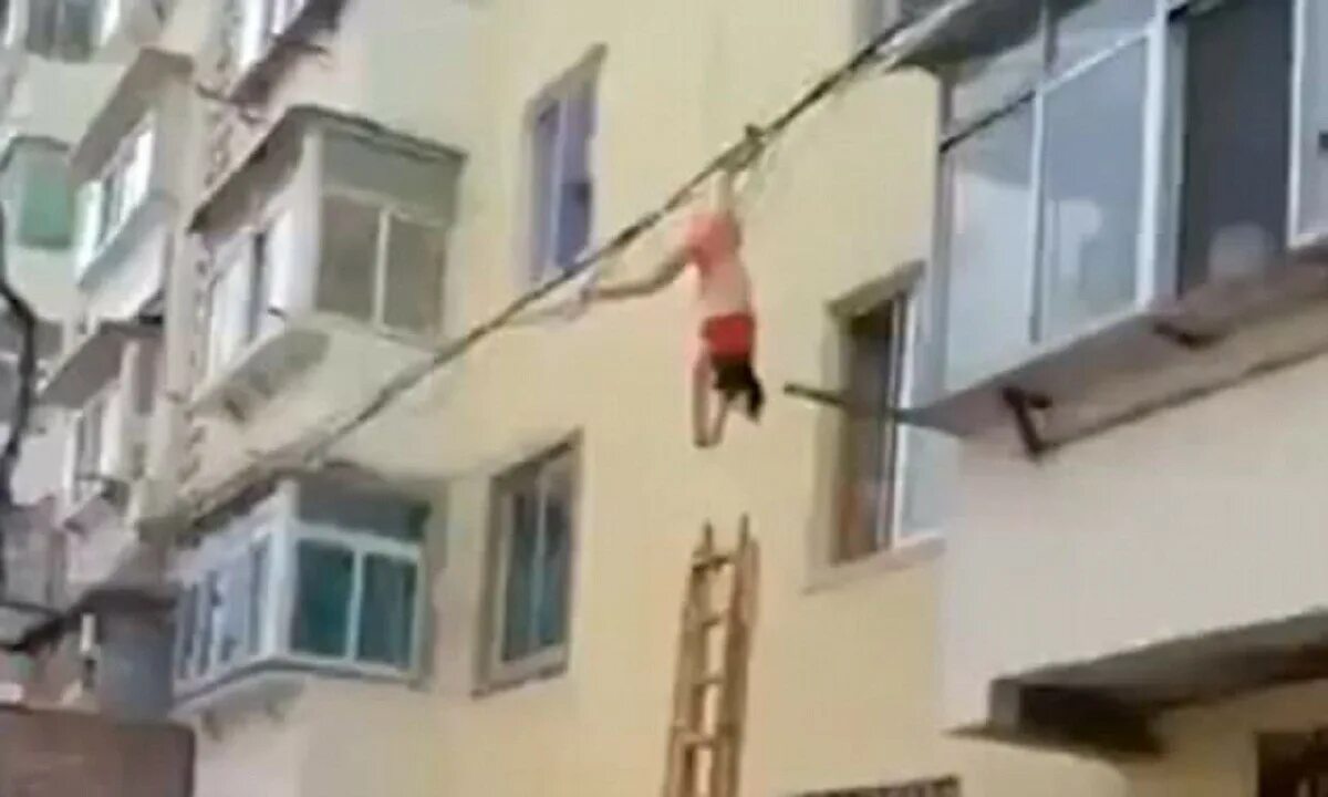 Китайский измен мужа. Неудачные прыжки с тарзанки. Женщина повисла на проводах. Женщина повисла на окне.