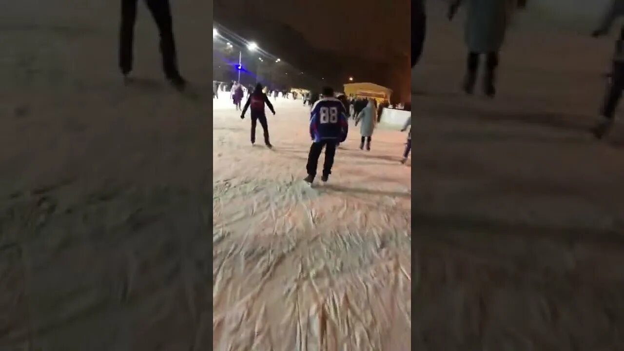 Уходя с ледяного катка мальчик неожиданно