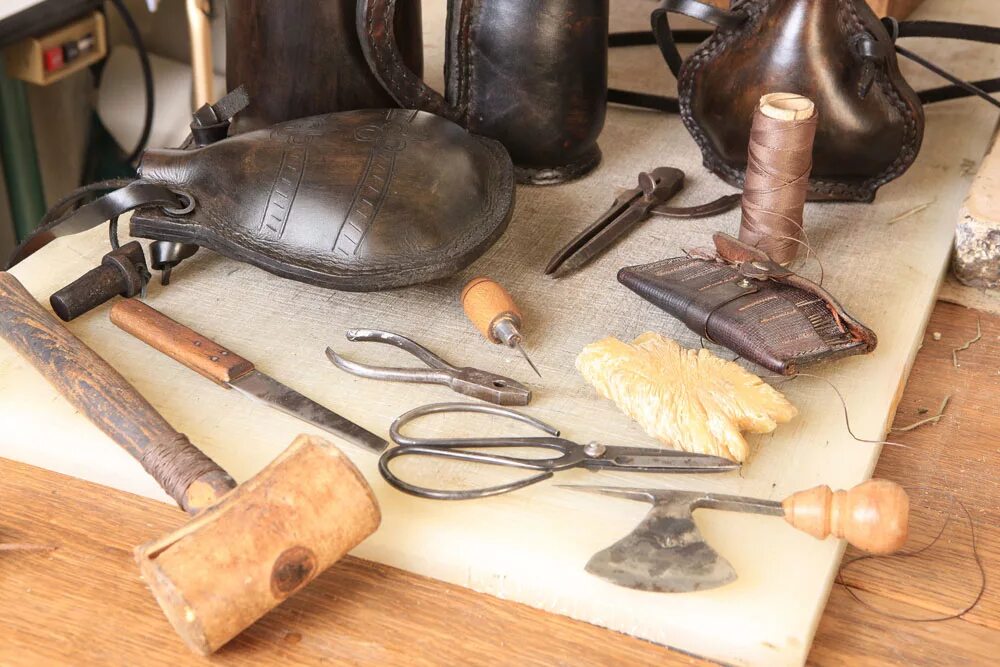 Кожевенное дело на Руси 17 век. Старинный инструмент для выделки кожи. Ремесленник кожевенник. Инструменты для скорняжного Ремесла.