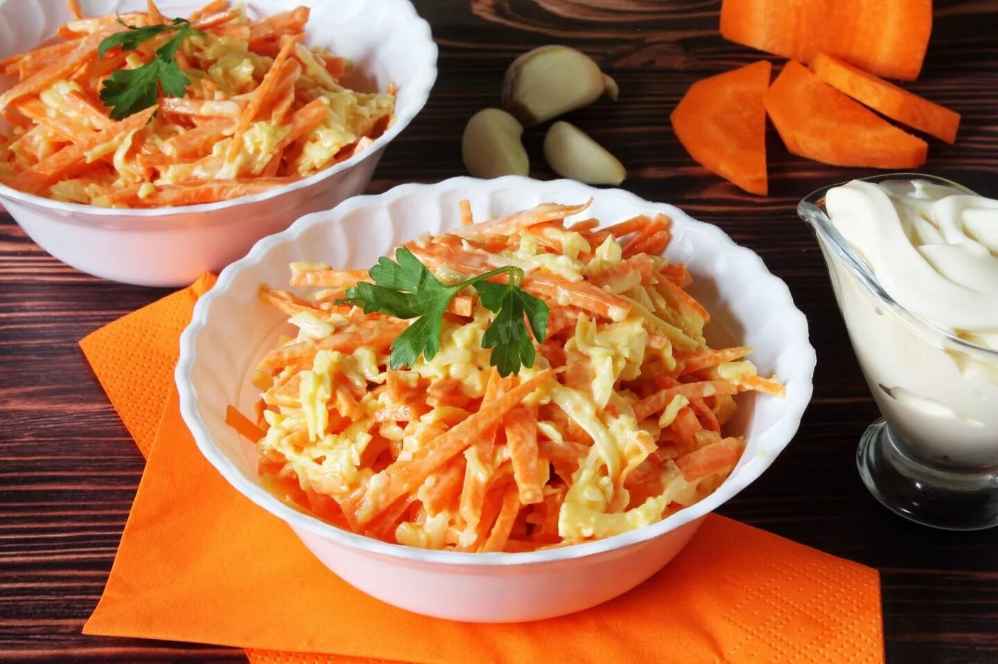 Острый салат из моркови. Салат рыжик с корейской морковью. салыт рыжий с корейской морковью. салат рыжик с морковью и курицей. салат из моркови с сыром.