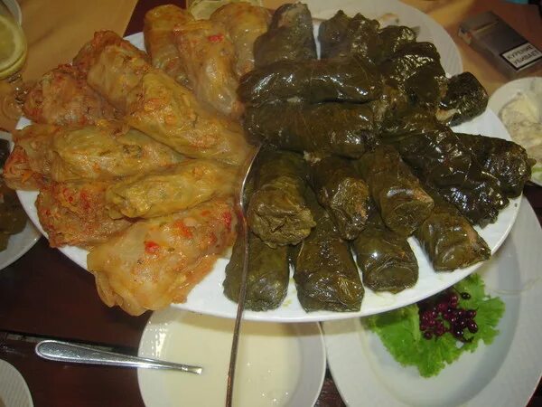 иракская долма. голубцы и долма. толма армянская виноградных листьев. ассорти голубцы перец долма. долма и голубцы.