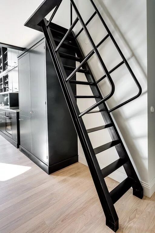 Лестницы в стиле лофт из металла Un loft mezzanine contemporain Shake My Blog Home stairs design, Staircase desig