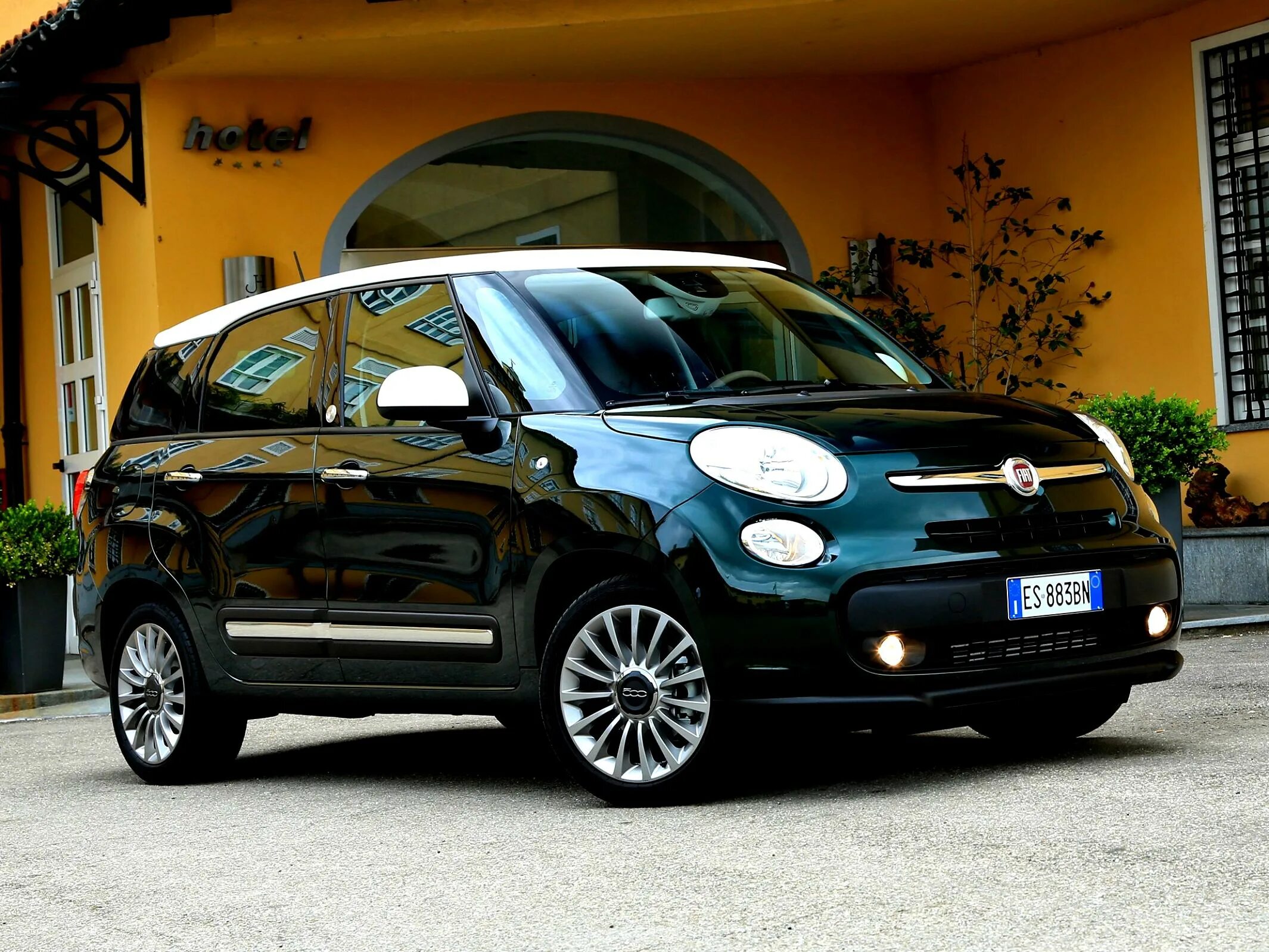 Куплю автомобиль фиат. Фиат 500l. Fiat 500. Машина Фиат 500. Fiat 500l Living.