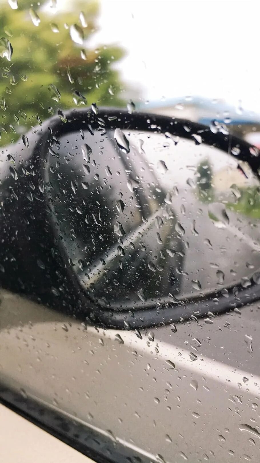 Дождливое окно машины. Дождь на стекле машины. Дождь на окне машины. Капли дождя на машине.