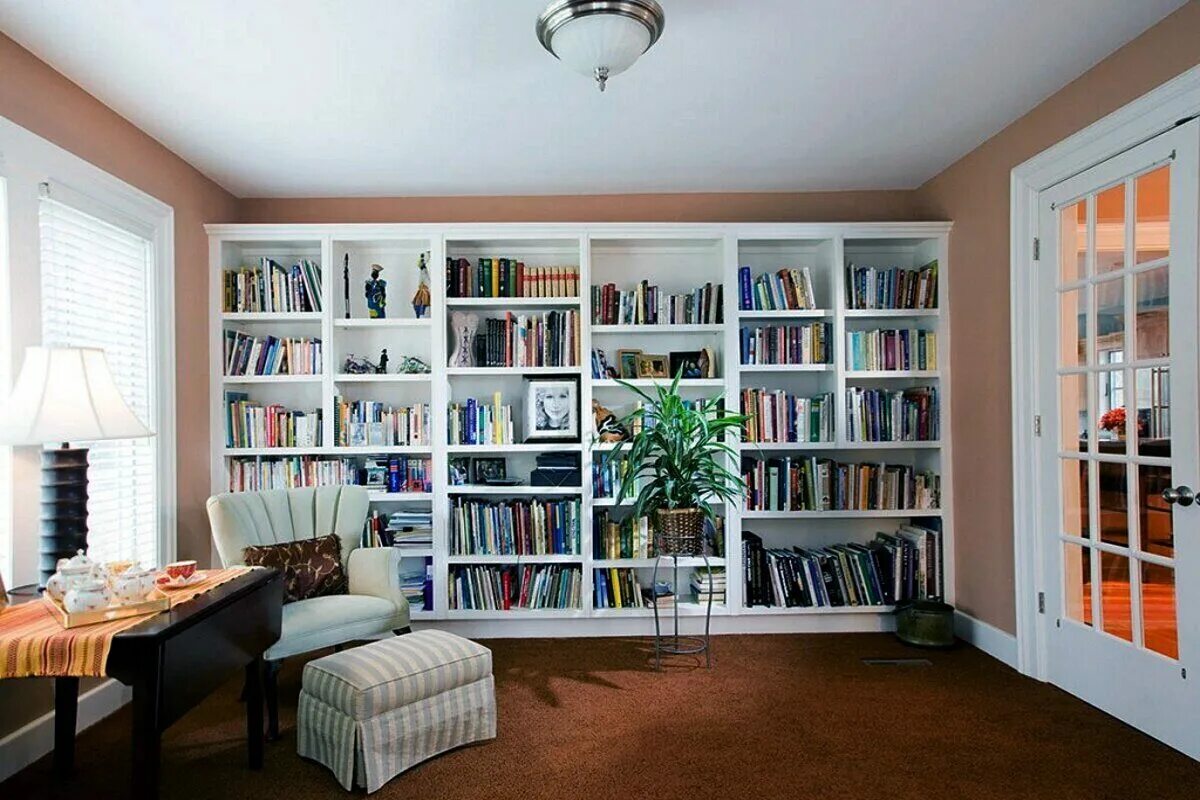 Использовать библиотеку. Книжные стеллажи в интерьере. Комната с книжными полками. Комната с книжным шкафом. Домашняя библиотека.