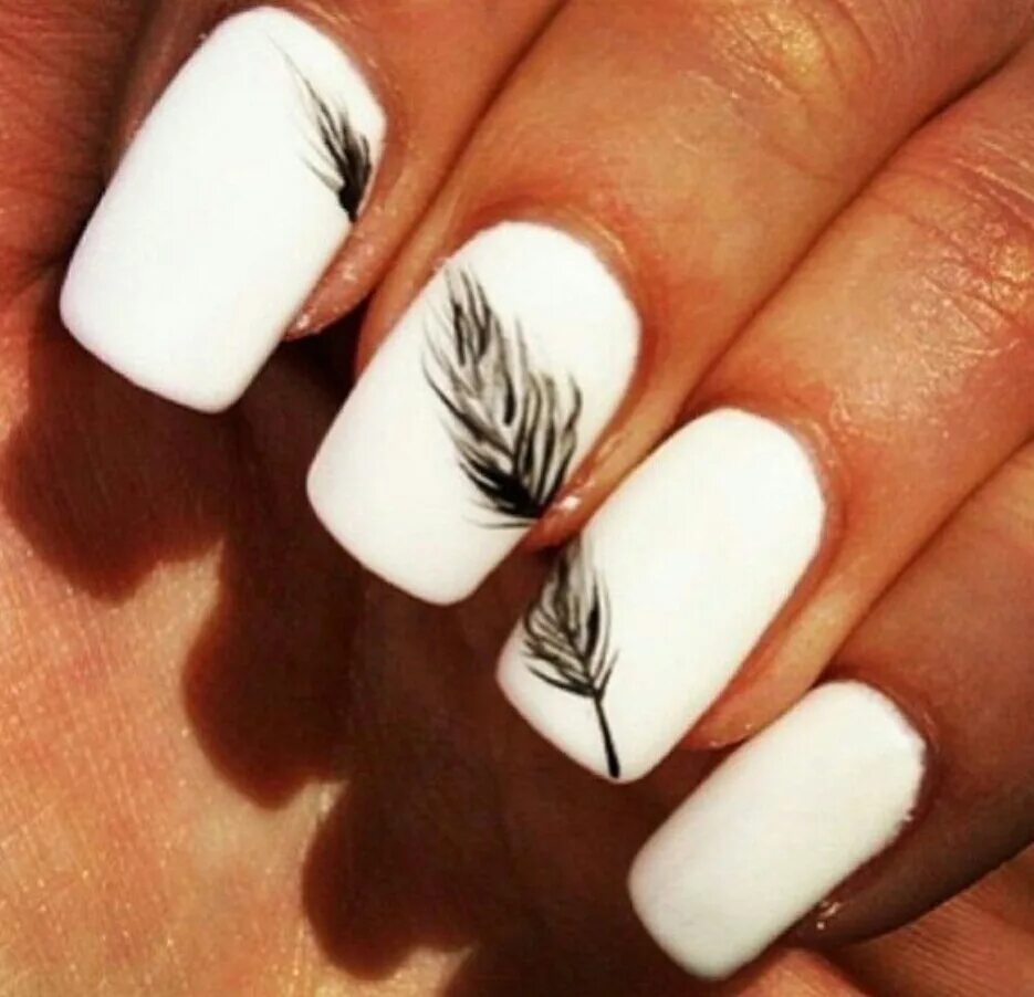 Дизайн белых ногтей с рисунком. Маникюр с перышком. Белые ногти. Черно белый маникюр. Маникюр в белом цвете.