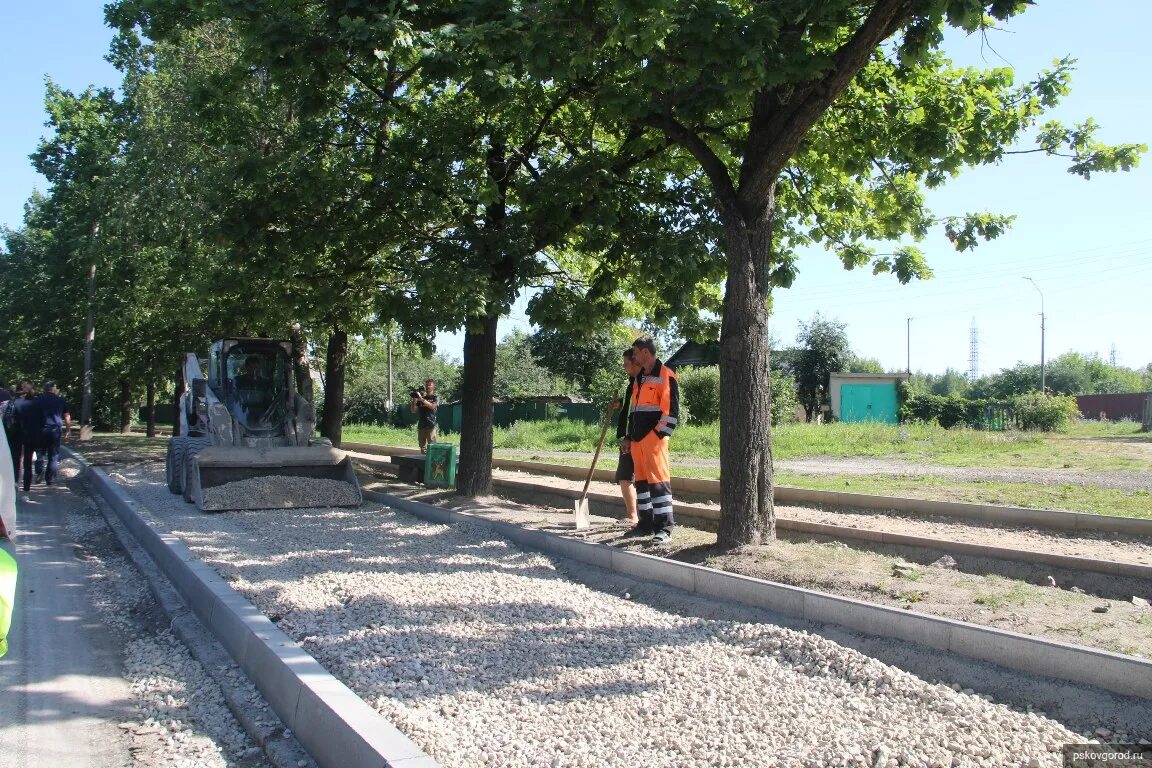 Хотелось знать будут ремонтировать дорогу Славск - Мысовка. Псковичи идут на работу. Псков идёт ли ремонт дороги возле Октябрьской гостиницы.